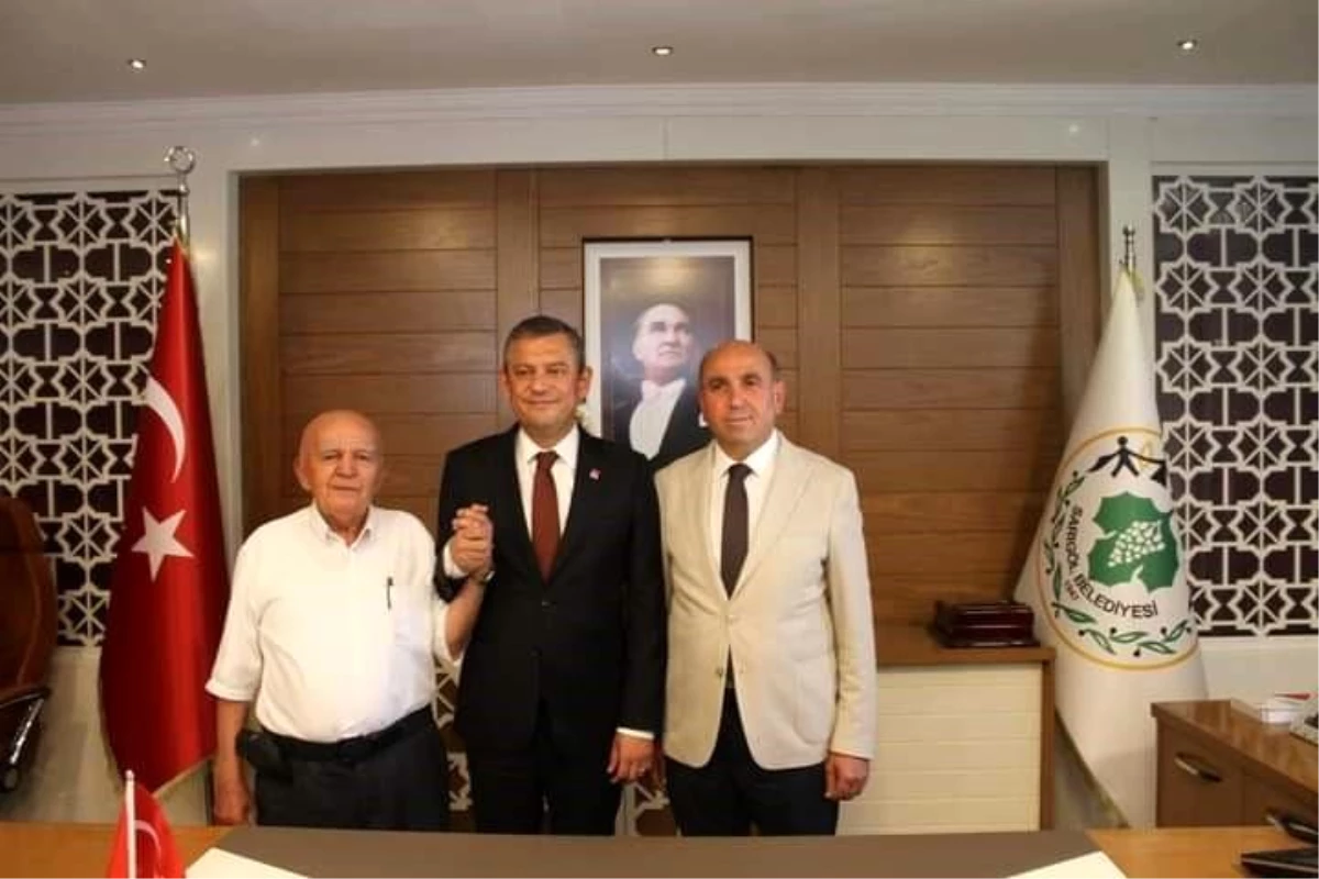 CHP Genel Başkanı Özgür Özel, Sarıgöl Belediye Başkanı seçilen CHP’li Tahsin Akdeniz’i ziyaret etti