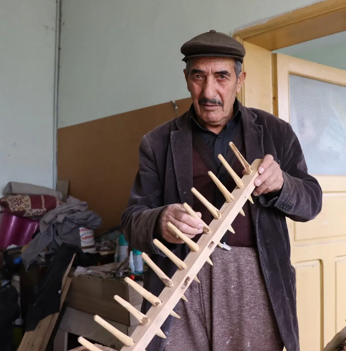husamettin aras atik tahtalardan urunler imal ederek gecimini sagliyor ZclckjhU.jpg
