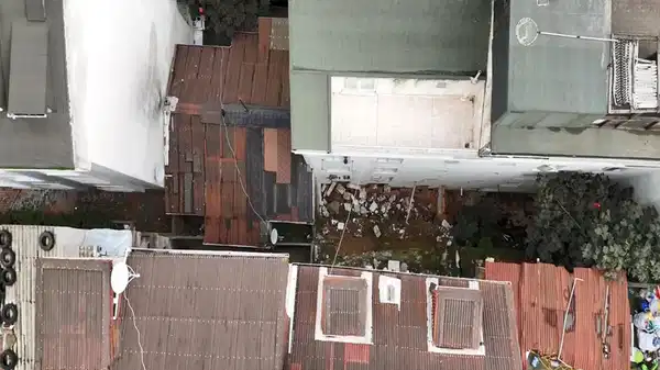 istanbul arnavutkoyde istinat duvari yikildi 2 bina tahliye edildi yPK4qkTy.jpg