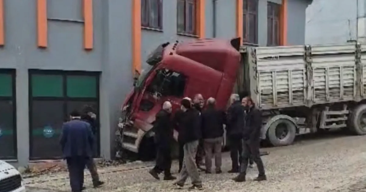 Düzce’de freni boşalan Tır markete girdi!