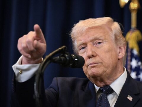 Macron, Trump’ın ‘Eşinden yediği yumruğun etkisinde’ sözlerine yanıt verdi