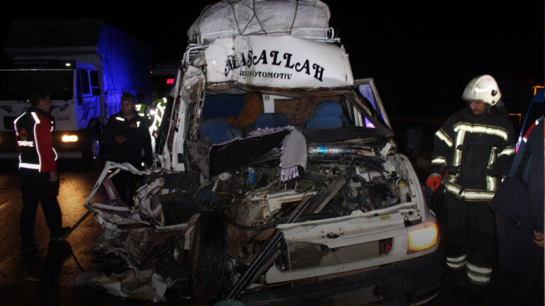yagmur-felaketi-getirdi-iscileri-tasiyan-minibus-hurdaya-dondu-12-yarali-aB8klmAg