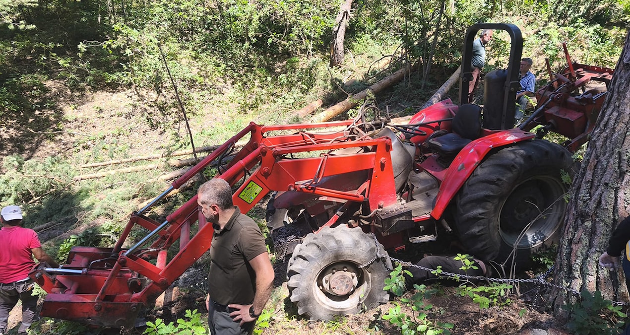 Tamir etmeye calistigi traktorun altinda kalip can verdi gbfKtMtW